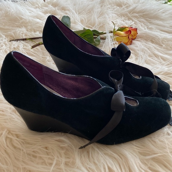 POETiC LICENCE London suede wedges - Picture 3 of 16